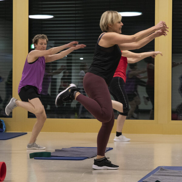 Fitness-Gymnastik ist eine fordernde Form der Gymnastik, die den ganzen Körper trainiert. Daei gibt es Übungen, die mehr die Kraft trainieren und andere, die auch Atmung, Herz und Kreislauf trainieren.